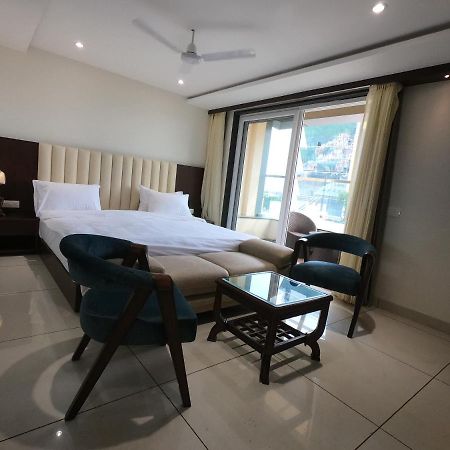 Hotel The Bellevue Indore Ngoại thất bức ảnh