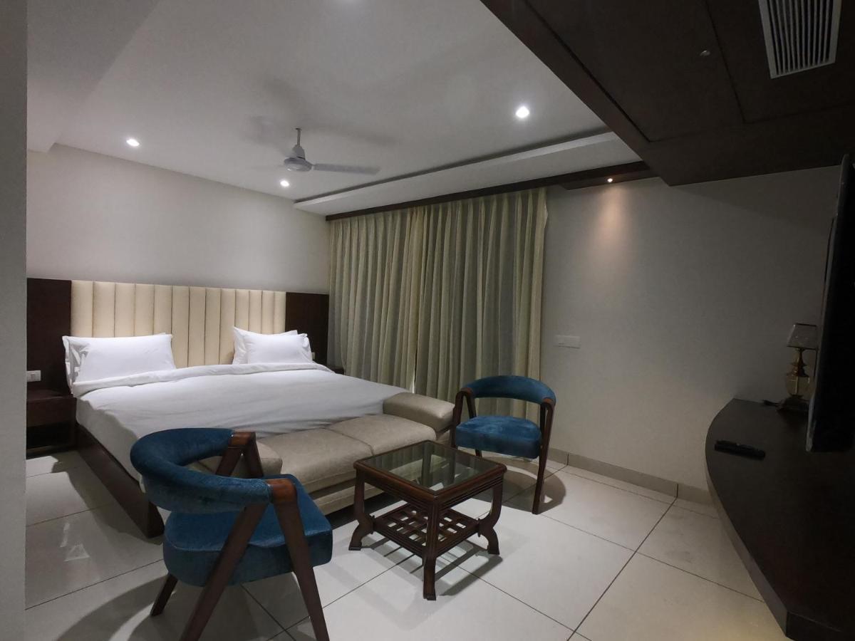 Hotel The Bellevue Indore Ngoại thất bức ảnh