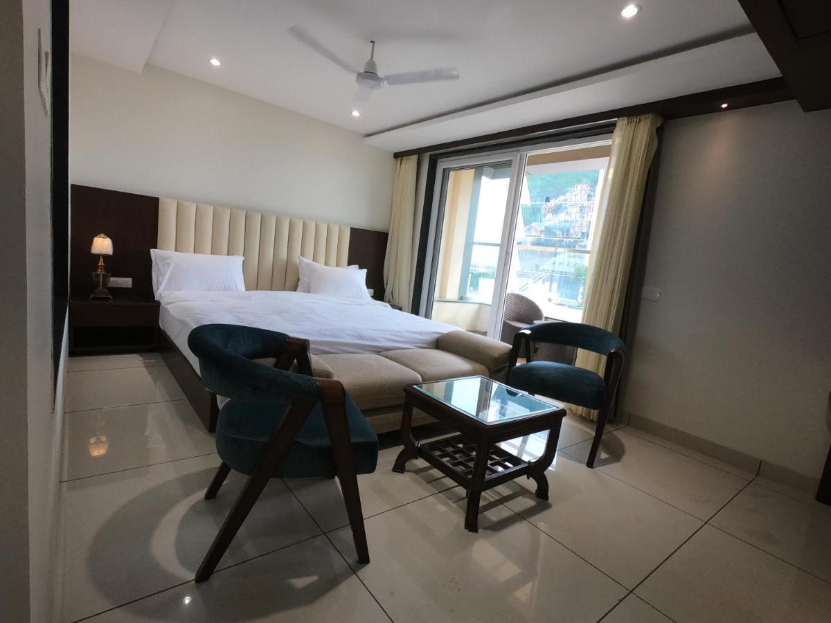 Hotel The Bellevue Indore Ngoại thất bức ảnh