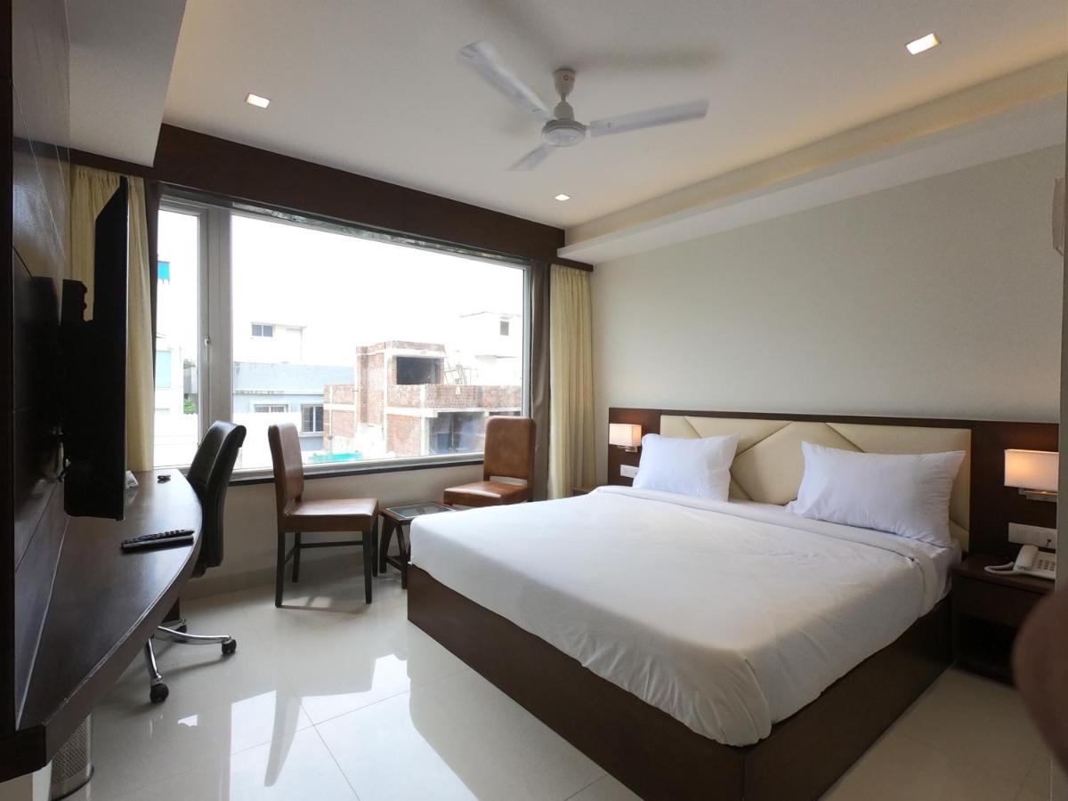 Hotel The Bellevue Indore Ngoại thất bức ảnh