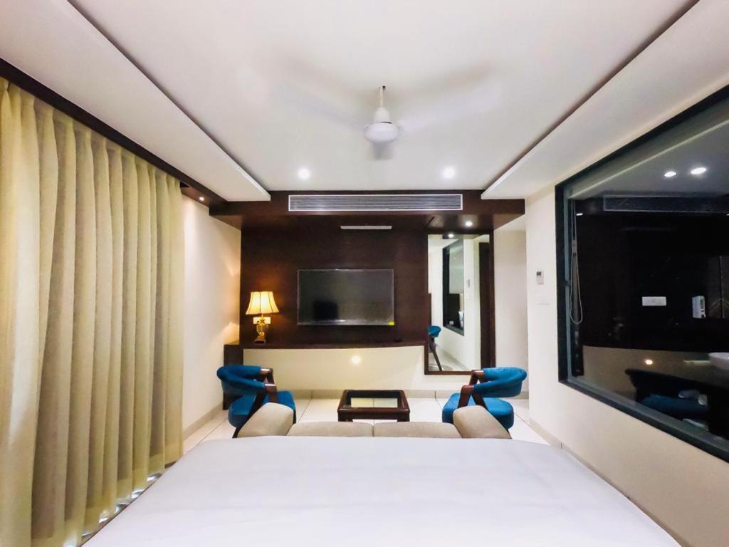 Hotel The Bellevue Indore Ngoại thất bức ảnh